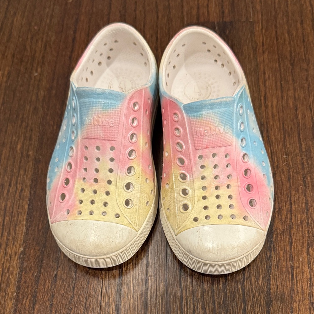 Native Jefferson SugarLite Rainbow Tie Dye Slip-On Shoes | Kids Size 8